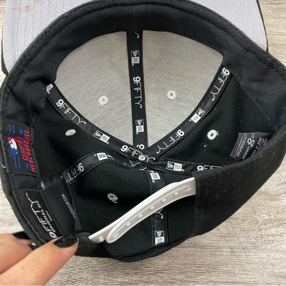 New Era New York Yankees Basic Black & White 9Fifty Snapback Cap - Picture 8 of 8